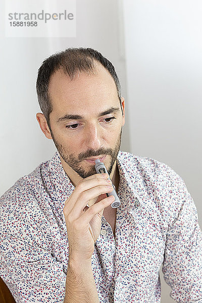 Ein Mann mit einer E-Zigarette.
