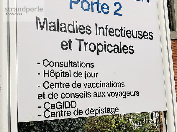 Hinweisschild auf den Dienst für Infektions- und Tropenkrankheiten in einem französischen Krankenhaus.