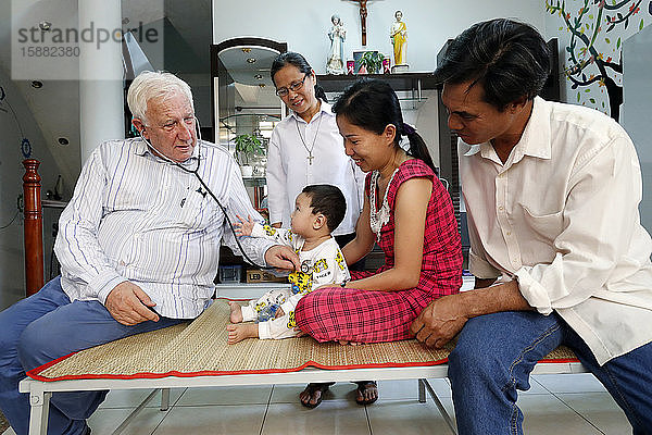 Französische NRO Chaine de l'Espoir. Pavillon für Kinder. Herzkrankes Kind. Medizinische Beratung. Pr Alain Deloche. Ho-Chi-Minh-Stadt. Vietnam.