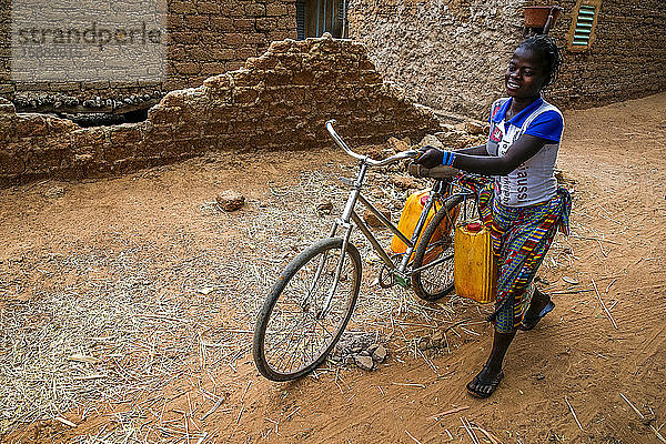 Mädchen beim Wasserholen in einem Dorf in der Nähe von Ouahigouya  Burkina Faso.