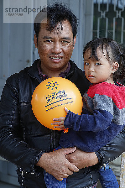 Kostenlose Klinik der Franziskaner-Missionare von Maria. Junges Mädchen mit Luftballon der Chaine de l'Espoir. Dalat. Vietnam.