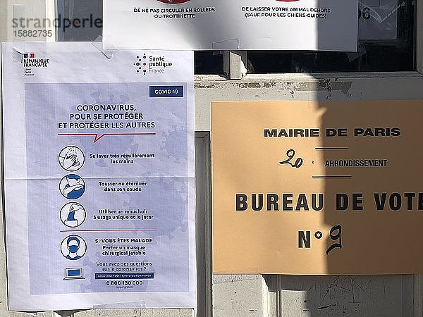 Ein Wahllokal in Paris  Frankreich  für die Kommunalwahlen im März 2020 während der Coronavirus-Pandemie  die COVID-19 verursacht. Zu befolgende Hygienevorschriften.