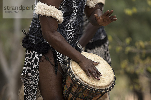Traditioneller afrikanischer Djembe-Trommler. Kruger-Nationalpark. Süd-Afrika.