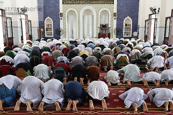 Moschee Masjid Ar-Rohmah. Männer beim Freitagsgebet (Salat). Chau Doc. Vietnam.