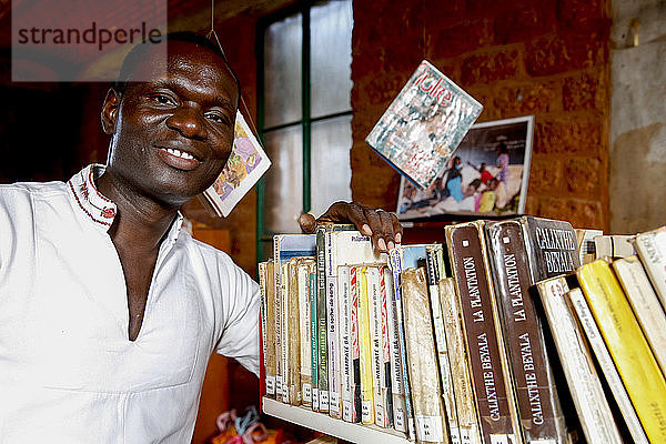 Simon Nacoulma  Direktor der NRO ICCV Nazemse  in der Bibliothek in Ouagadougou  Burkina Faso.