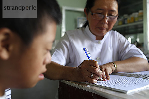 Kostenlose Gesundheitsklinik der Franziskaner-Missionare von Maria. Medizinische Beratung. Dalat. Vietnam.