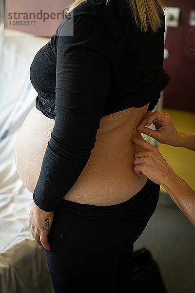 Konsultation einer 30-jährigen Frau im Endstadium ihrer Schwangerschaft  um die Schwangerschaft zu beenden und die Geburt zu unterstützen.