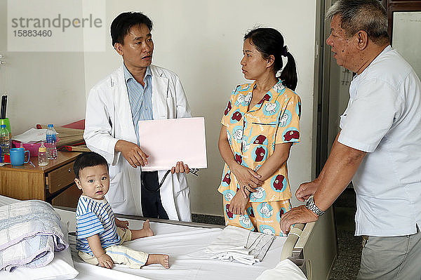 Kardiologisches Krankenhaus Tam Duc. Pädiatrische Station. Ein herzkrankes Kind. Ho-Chi-Minh-Stadt. Vietnam.