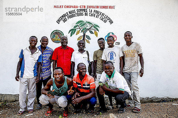 Mitglieder einer Kakaopflanzergenossenschaft in einem Dorf bei Agboville  Elfenbeinküste.