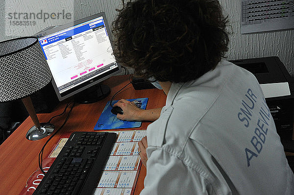 Notaufnahme des Krankenhauszentrums von Abbeville in Frankreich. Team von Notfallhelfern  die Patienten während der COVID-19-Pandemie aufnehmen.