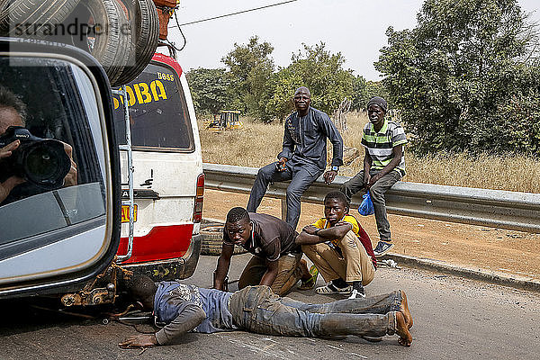 Panne eines Kleinbusses der öffentlichen Verkehrsmittel auf einer Straße in Burkina Faso.