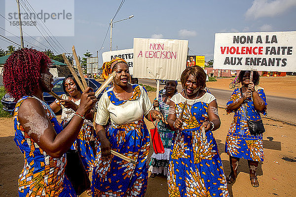Demonstrierende Frauen in Dabou  Elfenbeinküste.