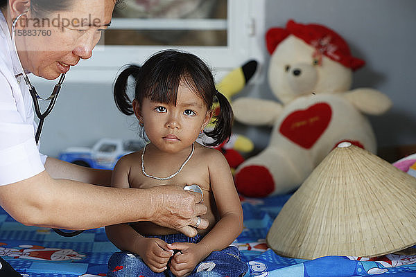 Kostenlose Gesundheitsklinik der Franziskaner-Missionare von Maria. Medizinische Beratung. Dalat. Vietnam.