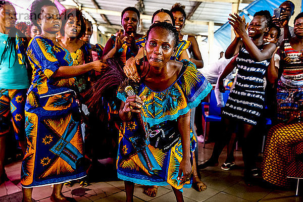 Junge Frauen beim Feiern an einem Sonntagabend in Abidjan  Elfenbeinküste.