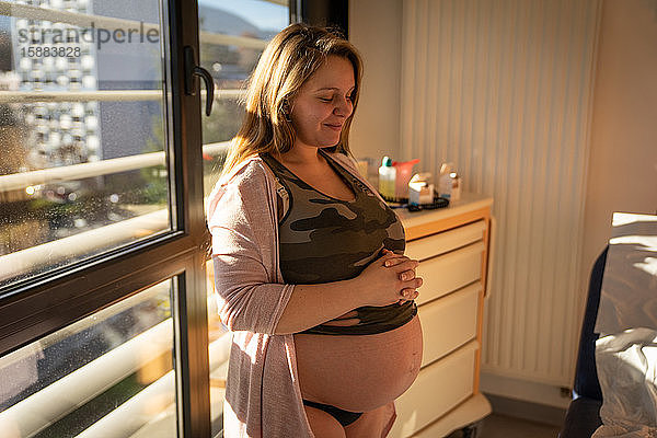 Konsultation einer 26-jährigen Frau im Endstadium ihrer Schwangerschaft zur Beendigung des Kinderwunsches und zur Unterstützung des Kinderwunsches.