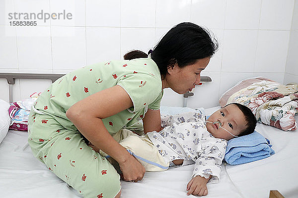 Kardiologisches Krankenhaus Tam Duc. Pädiatrische Station. Ein herzkrankes Kind. Ho-Chi-Minh-Stadt. Vietnam.