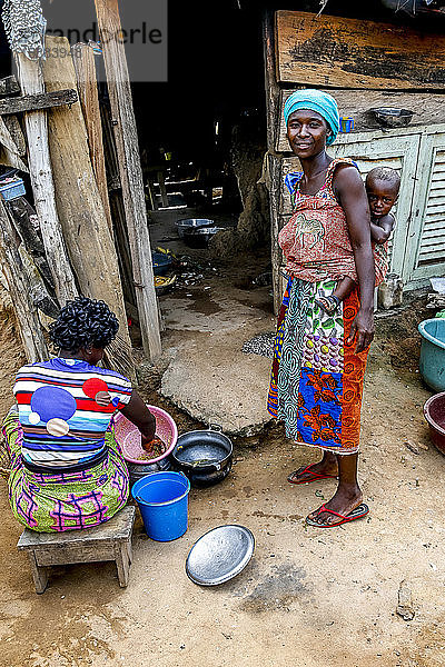 Dorfbewohner in der Nähe von Agboville  Elfenbeinküste.