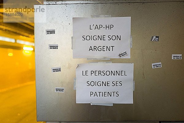 Streikpostenschild mit den Forderungen des streikenden Personals der Notaufnahme des Tenon-Krankenhauses in Paris.