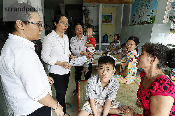 Französische NRO Chaine de l'Espoir. Pavillon für Kinder. Herzkrankes Kind mit dominikanischen Schwestern. Ho Chi Minh Stadt. Vietnam.