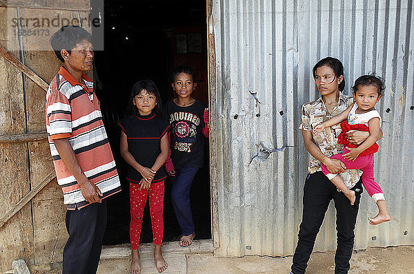 Arme vietnamesische Familie  die in einer kleinen Baracke aus Altmetall lebt. Dalat. Vietnam.