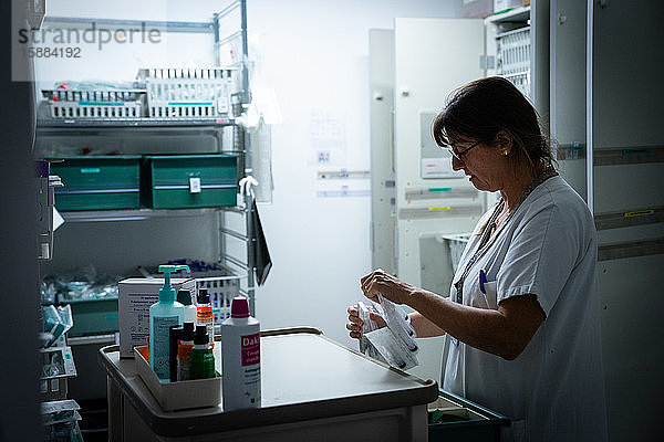 Am Ende des Dienstes bietet eine Krankenschwester die Produkte in der örtlichen Technik an.