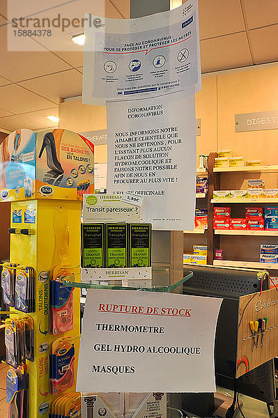 Hygienemaßnahmen in einer Apotheke während der COVID-19-Pandemie. In der Normandie  Frankreich.