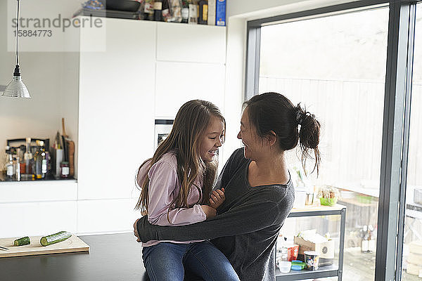 Privatleben  ein Schulvormittag während des Einschlusses. Ein Mädchen und ihre Mutter in einer Küche.