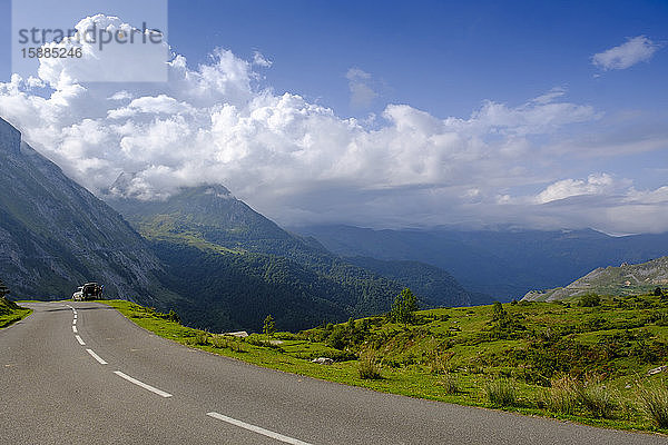 Frankreich  Hautes-Pyrénées  Leere Autobahn am Col dAubisque