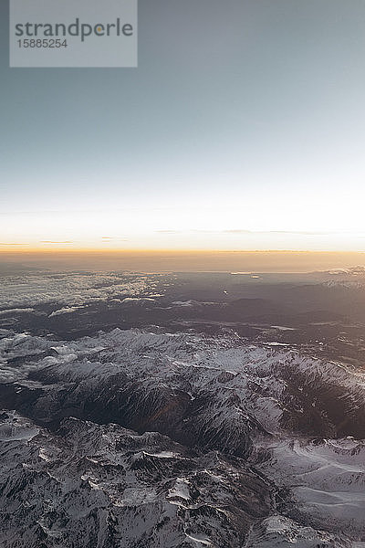 Finnland  Flugzeugansicht der schneebedeckten Berge bei Sonnenaufgang