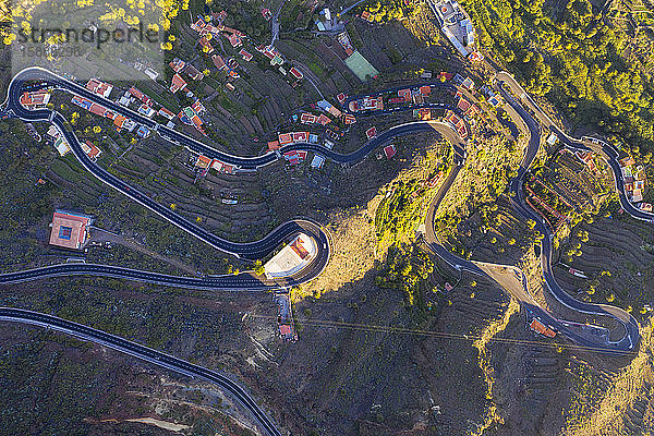 Spanien  Santa Cruz de Tenerife  Valle Gran Rey  Luftaufnahme der kurvenreichen Straße  die sich über ein Dorf im Bergtal erstreckt