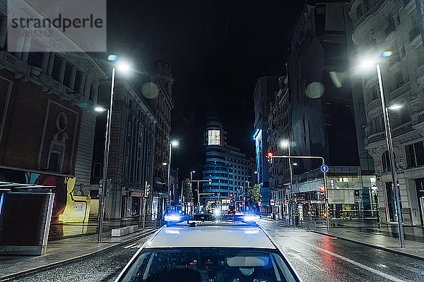 Spanien  Madrid  Dach eines Polizeiwagens  der nachts die Stadtstraße entlang fährt
