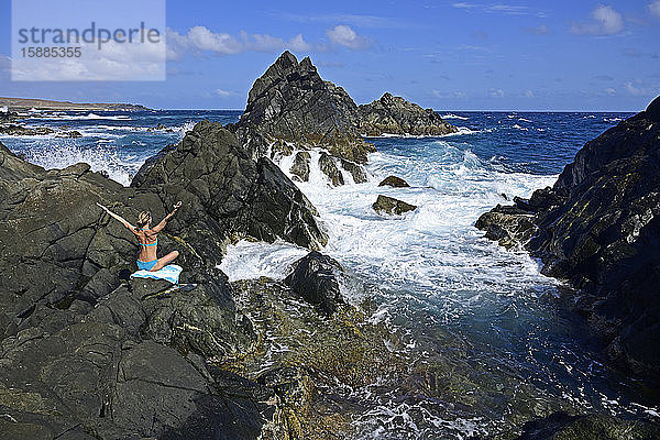 Frau steht am Naturschwimmbecken  Arikok-Nationalpark  Aruba  Antillen