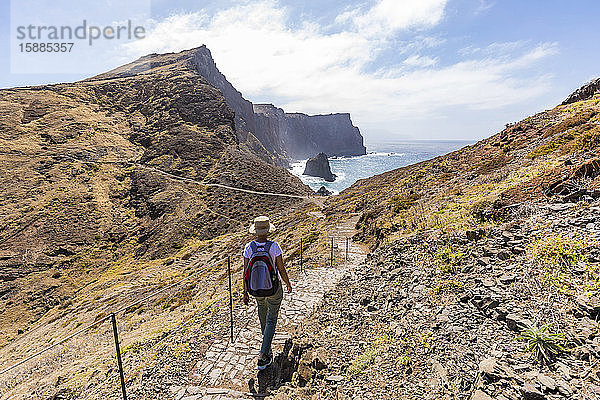Portugal  Madeira  Rucksacktouristin beim Wandern auf dem Wanderweg an der Ponta de Sao Lourenco