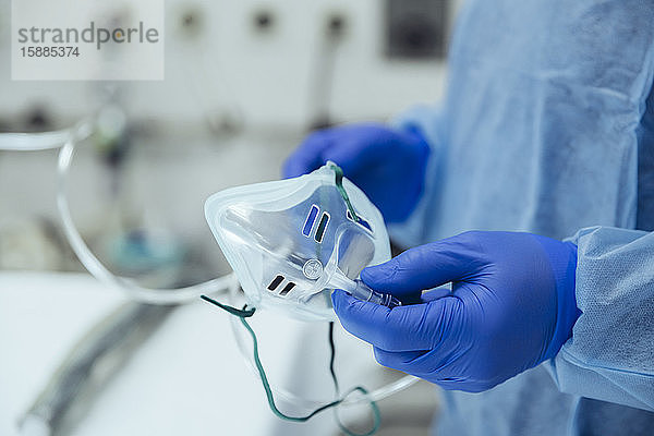 Nahaufnahme eines Notarztes mit einer Sauerstoffmaske im Krankenhaus