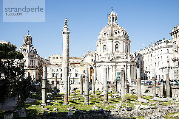 Italien  Rom  Trajansforum und Kirche des Allerheiligsten Namens Mariens auf dem Trajansforum
