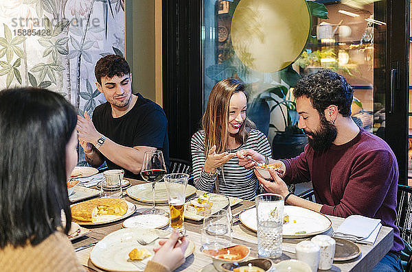 Freunde beim Abendessen in einem schicken Restaurant