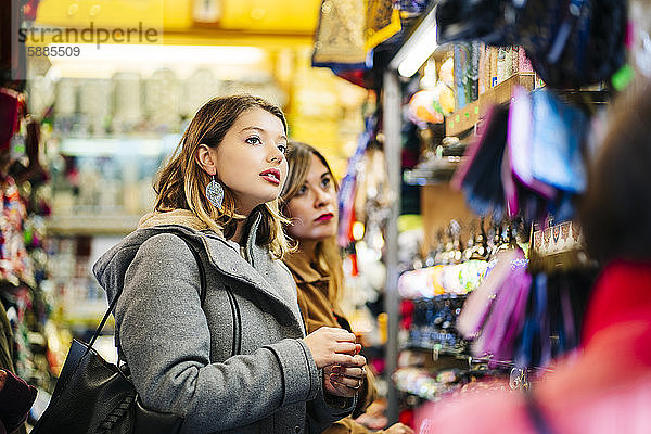 Zwei junge Frauen beim Einkaufen in einem Geschäft