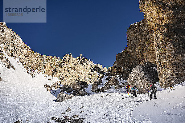 Gruppe von Bergsteigern besteigt eine Schlucht  Orobie Alps  Lecco  Italien