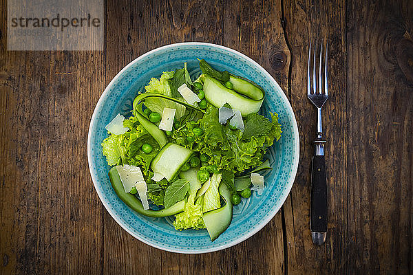Salatteller mit grünen Erbsen  Minze  Gurke  Parmesankäse und Lollo Bionda-Salat