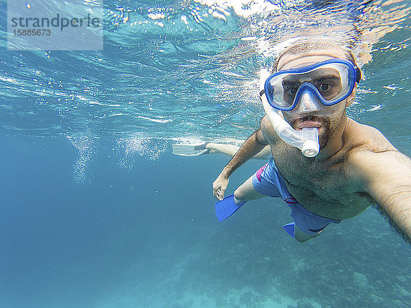 Schnorchler beim Unterwasser-Selfie