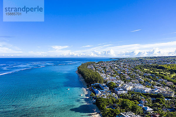 Mauritius  Black River  Flic-en-Flac  Luftaufnahme des blauen Sommerhimmels über der Küstenstadt