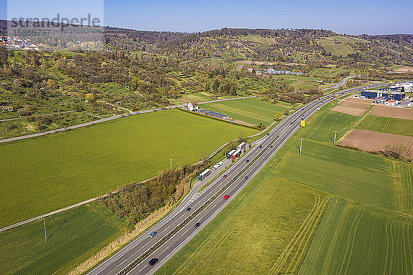 Deutschland  Baden-Württemberg  Remstal  Luftaufnahme des Verkehrs auf der Bundesstraße B29 im Frühjahr