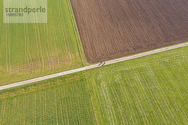 Deutschland  Baden-Württemberg  Remshalden  Luftaufnahme von zwei Radfahrern auf einem Feldweg im Frühling