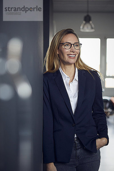 Porträt einer glücklichen Geschäftsfrau im Amt