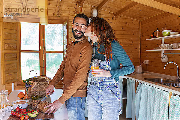 Glückliches  liebevolles junges Paar in einer Holzhütte