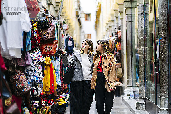 Zwei glückliche junge Frauen beim Einkaufen in der Stadt