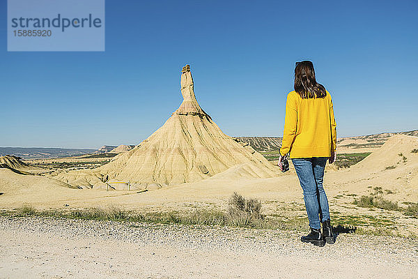 Frau in der Wüstenlandschaft von Bardenas Reales  Arguedas  Navarra  Spanien