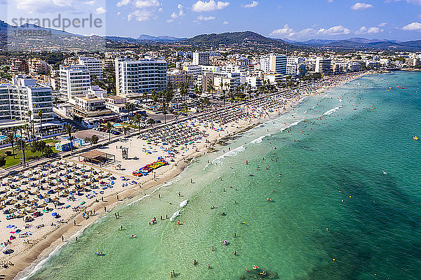 Spanien  Balearen  Cala Bona  Luftaufnahme der Resortstadt und des überfüllten Strandes im Sommer