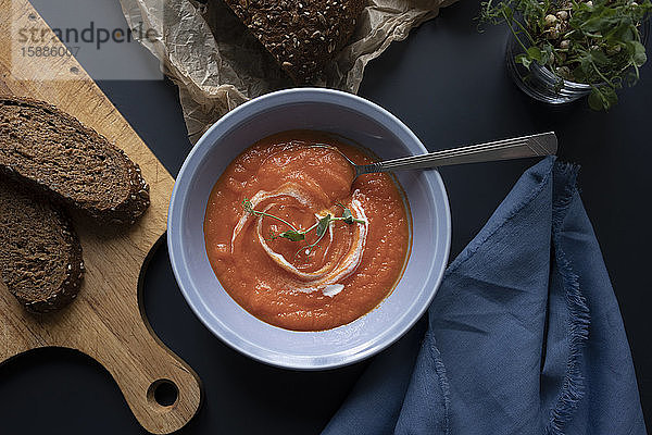 Schwarzbrot und Schüssel Kürbis-Karotten-Suppe