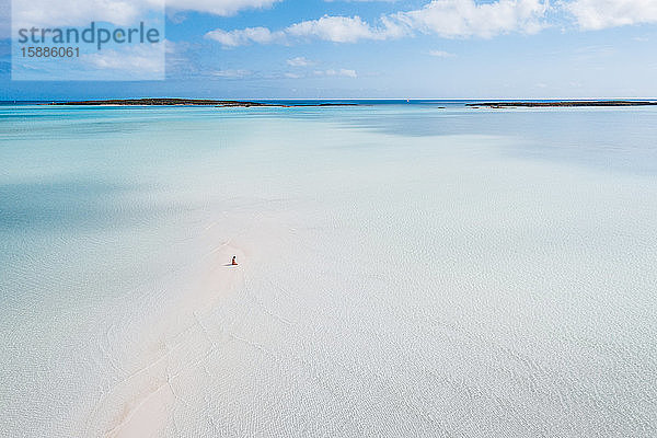 Frau geht auf weißer Sandbank im Meer  Bahamas  Karibik